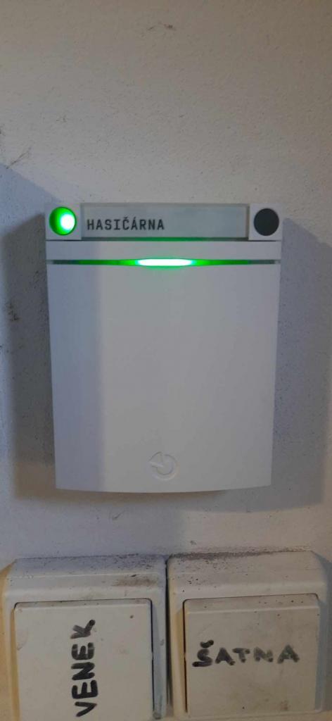 V&nbsp;sobotu od&nbsp;brzkých ranních hodin proběhla instalace nové zabezpečovačky. Takže máme hasičárnu chráněnou nejen proti napadení, ale i&nbsp;signalizací protipožární ve&nbsp;všech prostorách. Do&nbsp;konce roku se&nbsp;snad podaří doplnit o&nbsp;automatizaci při&nbsp;vyhlášení poplachu.  Díky Kubovi Duškovi za&nbsp;přípravu akce a&nbsp;Městysu za&nbsp;zafinancování.