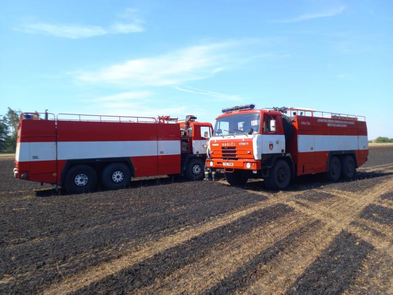 Požár pole obilí.