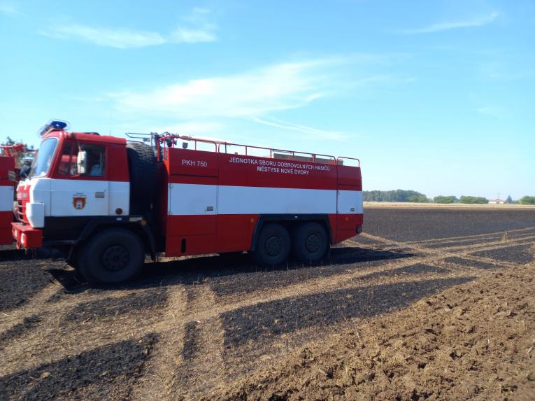 Požár pole obilí.